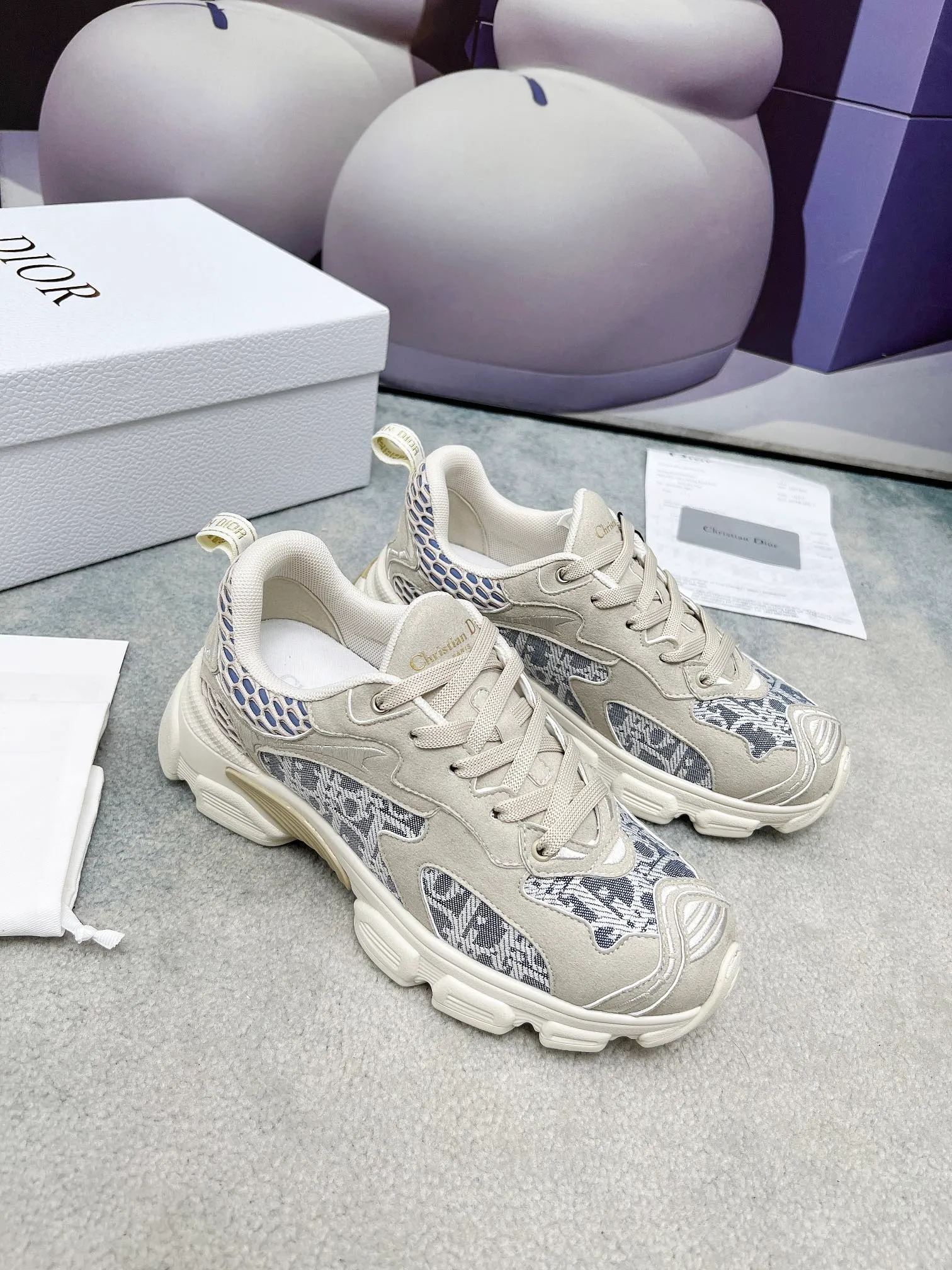 P560🐮🐮The official website of Dijia's new colors has been updated simultaneously [Celebration] This Dior Vibe sneaker incorporates Dior's high-end spirit and reinterprets classic running shoes. White mesh fabric features an Oblique print and is paired with laminated leather-effect panels in gold and silver tones for a contrasting look. It is further embellished with classic details such as 3D effect details, the lucky star symbol on the rear, and the logo on the tongue and rear pull tab. The lightweight sole is embellished with gray stars, complementing a variety of casual or elegant pieces for a modern look. Size: Women’s size 35-41 (35/42 can be customized) Men’s size 40-46 (39/46 can be customized)